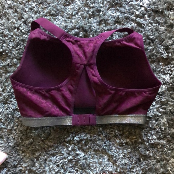 The Incredible Lightweight Max Victoria Sport Bra - Picture 5 of 7